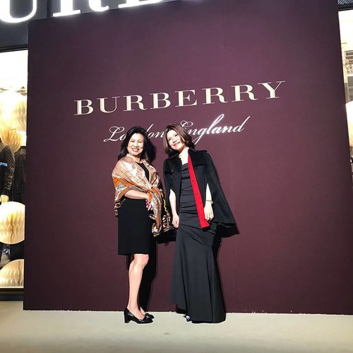 The Sidartas at Burberry, Cheong dam dong, Seoul.
#mother #self #burberry #event #party #seoul #cape #burberrycoat #ootd #lotd #outfit #outfitoftheday #look #lookoftheday #instastyle #style #styleoftheday #sotd #igbeauty  #clozetteid #clozettedaily #clozette #instabeauty #instalook #lookbook #vscofashion #instafashion #lookbookindonesia #ootdindo #blackdress