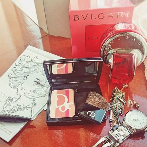 Today's picks.Currently Coral-obsessed.Bvlgari Omnia Coral, a scent dominated with goji berry and pomegranate freshness, with musk and cedar base notes.Dior 2015 blusher in Coral ShimmerOh I did a quick sketch on the plane! 😄 happy looking at em.#beautyaddict #beautyjunkie #clozetteid #clozette #MOTD #beauty #dior #diorbeauty #blusher #makeup #makeupjunkie #makeupaddict #makeupoftheday #sketches #sketch #manga #instaart #artoftheday #perfume #perfumes #scent #fragrance #fdbeauty #femaledaily #femaledailynetwork #businesstrip