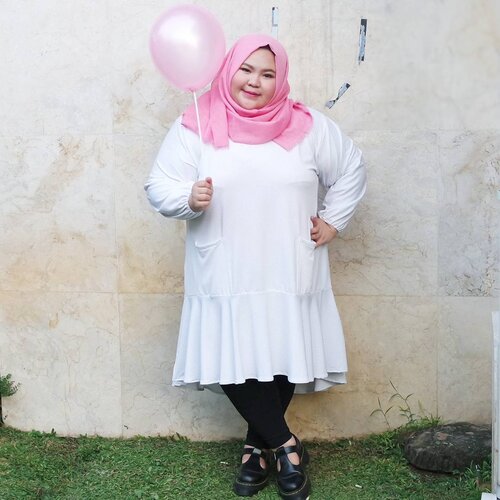 The 2nd time I wore white tunic from @lifeflowershop. Don't care if people think I look like a whale (because people will always badmouthing you lol), but seriously in love with this tunic. Bahannya kaos dan ademmm banget terus modelnya  girly abis! Makaaciii yaa @lifeflowershop 😗😗😗.••••📷: wo de ai pengyou Dewi Xiaojie#effyourbodystandards #ootd #bigsizeootd #ootdbigsizeindo #clozetteid #selfempowerment #iamnoangel #stopbodyshaming #iloveme #honormycurves #bigandblunt #bigandbeautiful #hijabee #curvy #like4like  #stylehasnosize #sunday #weekend #plusmodelmagz #plussizeindonesia #curvyasian #follow4follow #instafashion #오늘의의상 #패션스타그램 #뷰티스타그램 #좋아요 #플러스사이즈 #패션스타그램 #주말 #일요일