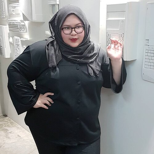 What a gloomy day! Today's outfit is black in black lol. Wearing black shirt from @ratu_shopping. What a like about this shirt is sooo comfy dan model lengannya lebar jadi nyaman buat wudhu tapi tetep stylish. Yaaaay thanks yaa @ratu_shopping 😘😘 btw kalo kamu mau kemeja ini tinggal sebut aja "mau kemeja hitam kaya Kemalasari" dan @ratu_shopping langsunggg bikinin buat kamu. ••••#effyourbodystandards #ootd #bigsizeootd #ootdbigsizeindo #clozetteid #selfempowerment #iamnoangel #stopbodyshaming #iloveme #honormycurves #bigandblunt #bigandbeautiful #hijabee #curvy #like4like  #stylehasnosize #wcm #celebratemysize #plusmodelmagz #plussizeindonesia #curvyasian #follow4follow #instafashion #오늘의의상 #패션스타그램 #뷰티스타그램 #좋아요 #플러스사이즈 #패션스타그램