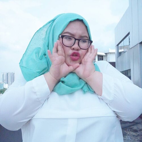 Nggak enaknya punya badan gendut :- Kalo naik angkot disuruh bayar dua padahal orangnya cuma satu. Terus yang satu lagi siapa dong? Setan? Hiiii - Kalo lagi jalan ke mall atau ke mana gitu, orang-orang suka ngeliatin dari atas sampe bawah dengan pandangan yang nggak nyantai seolah-olah yang jalan di depannya itu unusual creature - Jangan harap bisa beli baju di mall-mall karena ga pernah ada ukurannya. Ukuran XXL di mall tuh berasa ukuran M. Udah gitu harganya mahal pula - Kalo lagi makan suka diliatin seolah-olah orang gendut gak boleh makan yang enak-enak - Banyak yang kepo sama berat badan. Kenapa siiihhhhhh emang kenapa kalo tau berat badan? Buat apa? Buat dibanding-bandingin? Mau nawarin suplemen pelangsing yang ngejanjiin turun 25kg sebulan? Byee aja - Kalopun ada yang ngejual baju ukuran besar paling modelnya standar banget. Ga ada cakep-cakepnya. Mungkin prinsipnya " yang penting muat. Udah deh gendut gak usah bawel". Jadi inget ada temen yang gendut juga dan sehari-hari dia selalu pake baju cowo. Tapi beruntung sekarang banyak olshop yang jual baju besar - Selalu diidentikkan dengan stereotipe 'CEWE GENDUT SUSAH DAPET PACAR. Kalo ada yang mau paling karena dia demen bbw aja'. Well well well pemikiran yang sangat amat dangkal - Selalu diidentikan dengan 'Cewe gendut susah dapet kerjaan' karena ga ada yang mau nerima orang males. Lol banget. Temen-temen gue yang gendut malah banyak yang sukses jadi entrepreneur, kerja di perusahaan multinasional, dll - Suka dikatain mirip kulkas badak traktor truk fuso dll sama mulut-mulut iseng yang bisanya cuma ngatain orang tapi mereka nggak ngaca apa mereka udah sempurna atau belom. Situ sempurna? Situ Tuhan? saking seringnya dikatain sampe udah kebal hahahaTapi enaknya jadi cewe gendut itu... bisa belajar dengan sepenuh hati bagaimana caranya menerima perbedaan bentuk tubuh kita dengan mereka. Bisa belajar bagaimana caranya menerima kekurangan kita dan menonjolka kelebihan kita. Dan yang paling penting bagaimana cara kita bisa mencintai dan menyayangi diri kita yang gendut ini. Yang paling penting lagi, jadi orang gendut harus bisa belajar menumbuhkan rasa percaya diri kita. XoxoYours truly💞