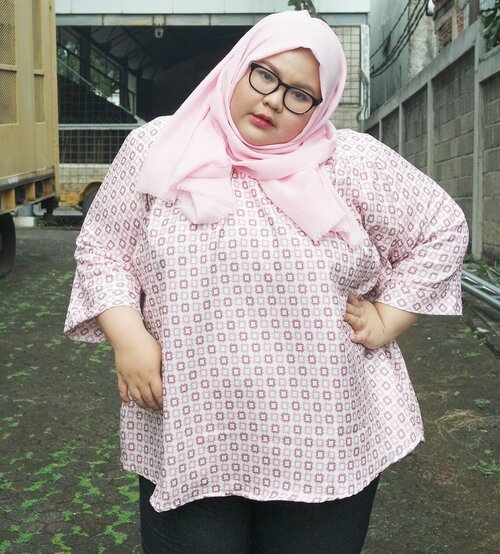 Just another casual outfit by @iwearalice to wrap up this week. Happy long weekend :) #effyourbodystandards #ootd #bigsizeootd #ootdbigsizeindo #clozetteid #selfempowerment #iamnoangel #stopbodyshaming #iloveme #honormycurves #bigandblunt #bigandbeautiful #hijabee #curvy #like4like  #stylehasnosize #wcm #celebratemysize #weekend #plusmodelmagz #plussizeindonesia #curvyasian #follow4follow #instafashion #오늘의의상 #패션스타그램 #뷰티스타그램 #좋아요 #플러스사이즈 #패션스타그램