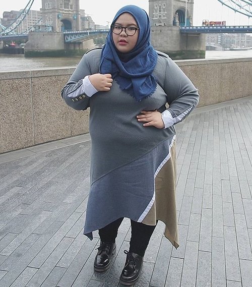 I don't mind cropping the famous Tower Bridge behind me and I don't mind unbutton my coat despite the windy and cold weather because I am wearing such a cool and edgy dress by @ellaesbonita_id 😄😄😄. It's so comfortable and loving every single cutting of this dress!. #ootd #ootdbigsizeindo #outfitoftheday #clozetteid #plussizeindonesia #travelling #travelgram #london #intangoestolondon #여행중 #여행스타그램 #좋아 #기분좋은날 #weekend #indonesianweekend #pottersfieldpark