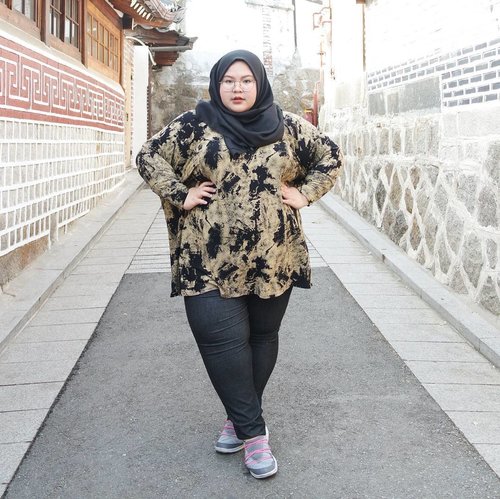 Exploring Bukcheon Hanok Village in 0 degree Celcius 😂😂 attempt to look stylish and proper by wearing tunic batwing from @bigthings.hijab. Thank youuu @bigthings.hijab 😘😘😘••••Photo by @siszy •••#effyourbodystandards #casual #ootd #bigandblunt #bigsizeootd #celebratemysize #curvyasian #plussizeasian #curves #whatiwear #wiw #clozetteid #인스타패션#인스타뷰티 #플러스사이즈 #오늘의의상  #womancrush #bodypositive #stopbodyshaming #confident #beautyhasnosize #instadaily #kemalasariendorsement #kemalasariinkorea #bukcheon