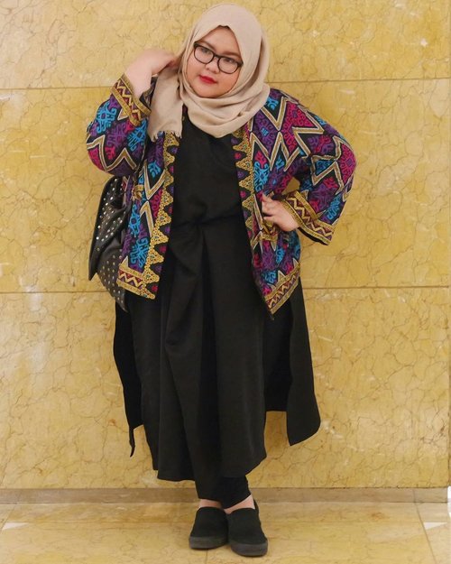 Today's Outfit with a touch of tenun Lombok.Jacket : custom made by momSlit dress : @missplumpsLegging : @hmSlip on : @vans.indo#effyourbodystandards #ootd #bigsizeootd #ootdbigsizeindo #clozetteid #selfempowerment #iamnoangel #stopbodyshaming #iloveme #honormycurves #bigandblunt #bigandbeautiful #hijabee #curvy #whatiwear #wiw #stylehasnosize #plusmodelmagz #plussizeindonesia #curvyasian #follow4follow #instafashion #오늘의의상 #패션스타그램 #뷰티스타그램 #좋아요 #플러스사이즈 #패션스타그램