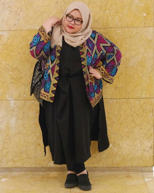 Today's Outfit with a touch of tenun Lombok.Jacket : custom made by momSlit dress : @missplumpsLegging : @hmSlip on : @vans.indo#effyourbodystandards #ootd #bigsizeootd #ootdbigsizeindo #clozetteid #selfempowerment #iamnoangel #stopbodyshaming #iloveme #honormycurves #bigandblunt #bigandbeautiful #hijabee #curvy #whatiwear #wiw #stylehasnosize #plusmodelmagz #plussizeindonesia #curvyasian #follow4follow #instafashion #오늘의의상 #패션스타그램 #뷰티스타그램 #좋아요 #플러스사이즈 #패션스타그램