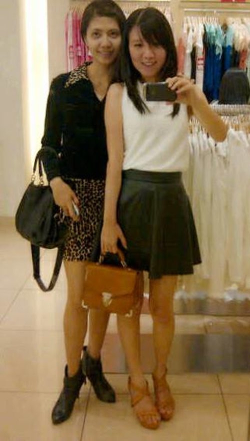 Me (the front one)
White collar top: topshop
Balck Leather Skirt: cloth-inc.com
Brown Shoes : Charles & Keith