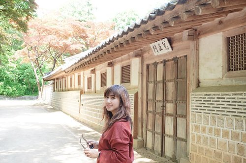 I’m learning persistence and the closing of doors, the way the seasons come and go as I keep walking on these roads, back and forth, to find myself in new time zones, new arms with new phrases and new goals.......#changdeokgung #palace #seoul #travel #travelgram #instatravel #travelblogger #instadaily #ootd #sonyalpha #vsco #clozetteid #chicinseoul #chictravel