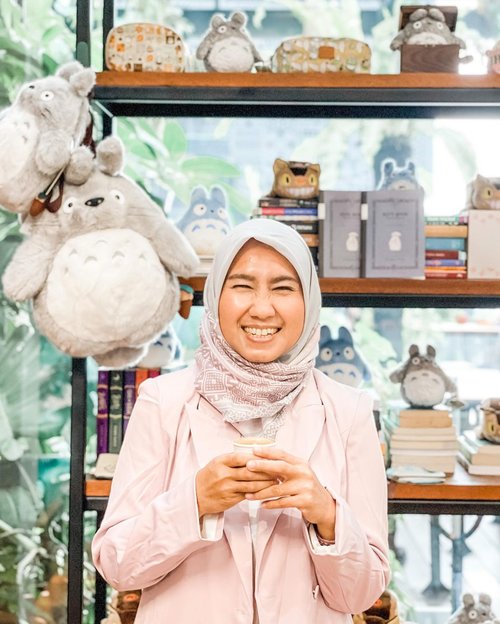 .Ke coffee shop karena hype. ❌Ke coffee shop karena ada Totoro. ✅.Inget ke Jepang pertama kali tahun 2017, nahan-nahan ga belanja apa-apa demi belanja di Ghibli Museum. 😆 Seneng banget ada coffee shop di Jakarta yang jual merchandise Ghibli asli kayak gini. Wiiiiiii. ❤️ Jangan lupa colek @masova kalo ke sini, siapa tau beliau mau nemenin ngopi. 😂.📸 @johanamay.....#coffee #coffeeshop #ghibli #totoro #totoroishere #weekend #weekendvibes #whp #whplight #friday #lifeup #shotoniphone #ootd #clozetteid