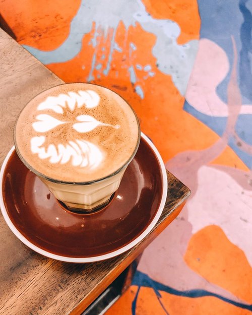 .Apalagi yang bisa ku ceritakan pada gelas kopi ku pagi ini.Masih tentang kamu.Tentang pilihanmu.Tentang kita yang tidak pernah menjadi.Dan tentang kepura-puraan ku melanjutkan hidup.Setidaknya, dia setia mendengarkan......#coffee #latteart #latte #piccolo #coffeeshop #caffeine #instacoffee #addiction #feelings #whp #whpcoffee #shotoniphone #lightroompresets #sunday #weekend #clozetteid