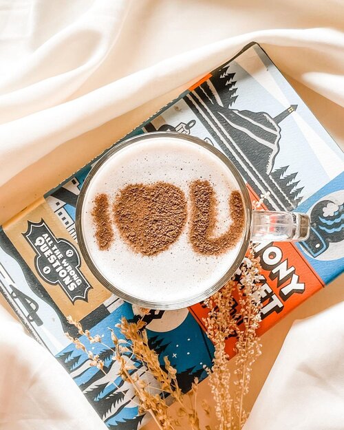 Have I told you lately that I love you?.....#coffee #sunday #afternoon #valentine #valentineday #latteart #latte #caffeine #whpcoffee #book #mood #shotoniphone #whp #lightroompresets #clozetteid