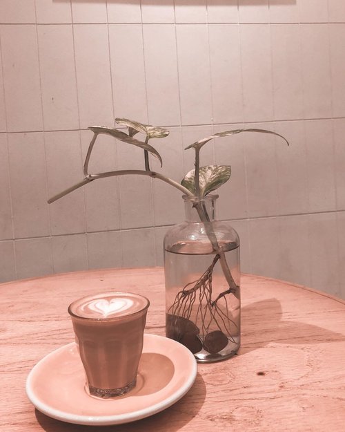 .Ngopi dulu, gaes.Biar strong menghadapi hari Senin kejepit tapi masih tetep harus ngantor. 💪🏻.....#coffee #blackcoffee #coffeeshop #caffeine #instacoffee #addiction #feelings #whp #whpcoffee #shotoniphone #lightroompresets #monday #clozetteid