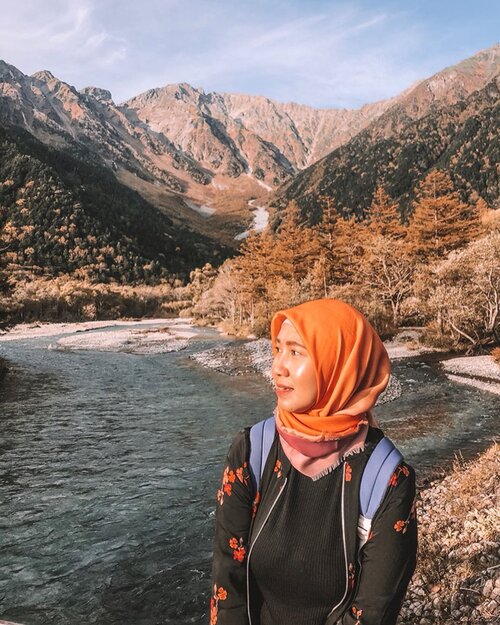 Back to Nature with the Northern Japan Alps Mountain view and the autumn vibes. I’m glad autumn back on track mostly after the typhoon attack Japan. Tapi ternyata jauh ya tempat ini. 😂.....#kamikochi #japanesenothernalps #alps #chubusangakunationalpark #chubu #japan #traveling #travelgram #instatravel #hiking #mountains #scenery #nature #wheninjapan #chicinjapan #sonyalpha #ootd #clozetteid