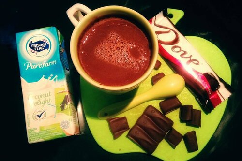 Made this hot melt chocolate out of my boredom three days ago. That was a rainy Saturday and found this @dovechocolateid dark chocolate in my refrigerator. So I'm melting it on low heat and added a little @frisianflagid milk Coconut Delight to cut the bitter taste of dark chocolate. It's turns out delicious. Am proud of my self. 😅😅
.
.
.
.
.
.
#hotchocolate #melting #chocolate #chill #milk #drinks #darkchocolate #chocolatebar #food #foodie #foodporn #instadaily #instamood #instagood #instamoment #instafood #instadrink #clozetteid #clozettedaily #like4like