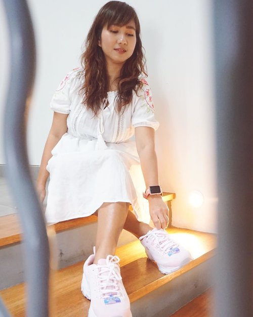 I always thought chunky sneaker is just not me. Not at all. Until I tried out the new @skechersidn at @ilotte_id @istyleindonesia event..Ternyata #skechersidn #dlites nyaman juga di kaki. Nyaman kayak lagi bareng kamu gitu. Ehe. ☺️.This pink one was the first caught me the eye. Cocok ngga di gue? 😁.....#ilottehangout #ilotteaja #ilottexskechers #skechersidn #dlites #occasion #blogger #travelblogger #lifestyleblogger #lifestyle #clozetteid #ootd #sonyalpha #vsco #instadaily #whp #whpcolorplay
