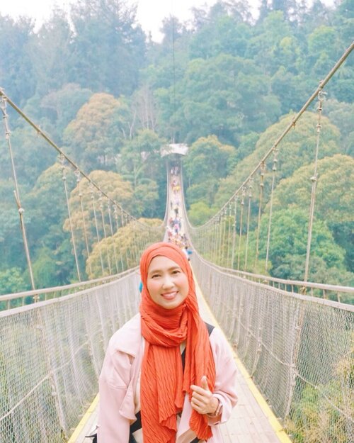 Akhirnya sampe sini juga setelah bolak-balik liat orang-orang posting photo di jembatan ini. 😂 Jauh ternyata dari kota Sukabumi, trus jalanannya beberapa titik macet panjang karena banyak Pasar. Sampe di sini udah rame banget orang karena sudah siang. Pagi pasti lebih sepi, tapi kudu pake nginep kayaknya sih. Jalan dari Jakarta makan waktu sekitar 3-4 jam sampe ke sini.
.
Di sini ada Glamping juga. Plus ada Tanakita. Boleh sih kapan-kapan diulang. 😁
.
.
.
.
.
#sukabumi #situgunung #suspensionbridge #tracking #nature #forest #scenery #travel #travelgram #instatravel #sonyalpha #clozetteid #weekendgetaway