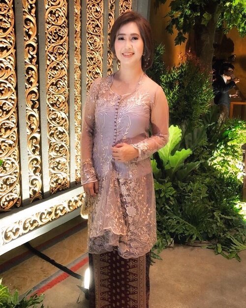 Dari kemaren mau posting ini tapi ribet trus lupa. Hahahahaha. Ya udah posting sekarang mumpung inget. #ootd & #motd sister wedding reception. 😁 Kebaya Sunda (yang sok di-modern-in biar kekinian) + songket Palembang. Nyambung yes ternyata. 😅.....#ootd #motd #weddingdress #weddingreception #kebaya #kebayasunda #songket #songketpalembang #instadaily #instagood #clozetteid