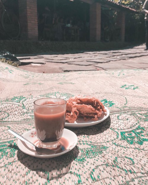 Starting the day in Jogja with kopi dan pisang goreng yang fenomenal itu. 😂 Dulu ke sini masih sepi banget, masih bebas bisa duduk di mana aja. Sekarang, sejak tempat ini jadi semacam lokasi wajib kunjung,  kalo dateng kesiangan dikit, jangan harap bisa duduk-duduk di pawon. Bisa lesehan tiker di luar aja udah bagus banget. Masalahnya cuma satu, PANAS COY! 🤣
.
.
.
.
.
#coffee #morning #kopiklotokpakem #coffeeshop #jogjakarta #travel #travelgram #instatravel #lightroompresets #shotoniphone #instadaily #instagood #instamood #instamoment #clozetteid
