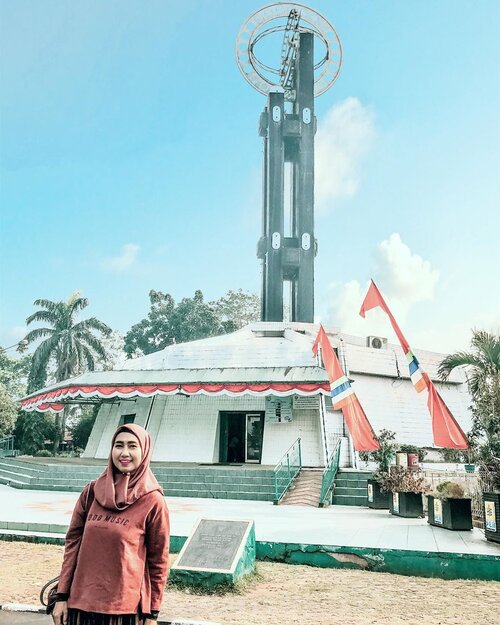 When in Pontianak. Visiting Equator Monument, because this monument in Pontianak is the only monument that sits right on the invisible line that separates the earth's southern from the northern hemisphere..Slide 1-2 is the new rebuild monument. Slide 3 is the original one, where I was standing between north and south. Can you guess which side is north and which side is south? 😁.....#khatulistiwa #tugukhatulistiwa #equator #equatormonument #pontianak #westkalimantan #south #north #travel #travelgram #instatravel #shotoniphone #ootd #clozetteid