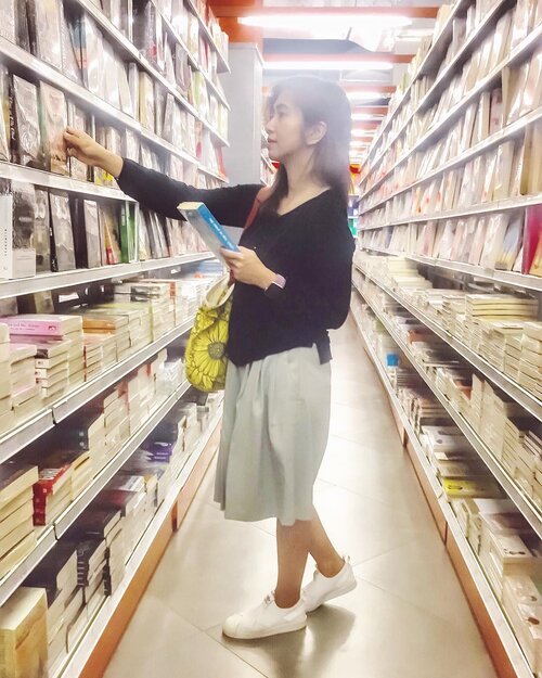 One of my happy place. Because I have always imagined that Paradise will be a kind of library. ☺️
.
.
.
.
.
#sunday #afternoon #weekend #whplightandshadow #whp #book #books #bookstagram #travel #blogger #vsco #vscocam #instadaily #instagood #instamood #ootd #clozetteid #like4like
