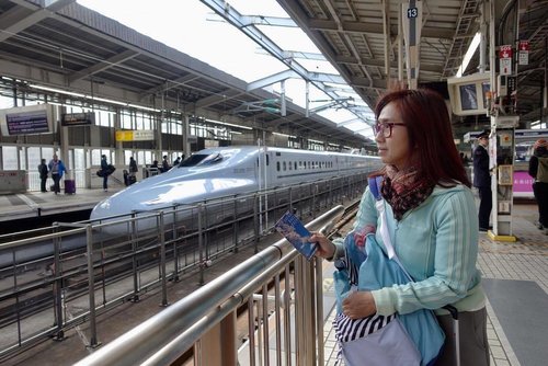 What to do first in Japan? Try traveling with Shinkansen for sure! 😂
.
.
.
.
.
.
#train #shinkansen #osaka #japan #japantrip #chicinJapan #vscocam #travel #travelgram #instatravel #vscojapan #instadaily #instamood #instagood #instamood #clozetteid #like4like