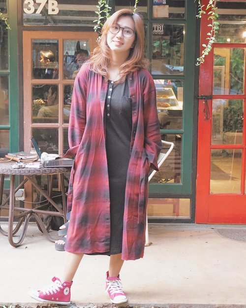 When you need a little break from yourself. 😎 .
Long flannel tunic by @uniqloindonesia. #uniqloflannel #uniqlolifewear #uniqloindonesia
.
.
.
.
.
#outfitoftheday #ootd #flannel #plaid #afternoon #style #coffeeshop #hangoutcoffee #travel #travelgram #instatravel #blogger #lifestyleblogger #travelblogger #sonyalpha #vsco #instadaily #instagood #instamood #clozetteid #like4like