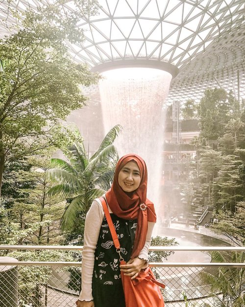 Akhirnya photo di lokasi sejuta umat Instagram. 👌.....#jewel #jewelsingapore #changi #singapore #waterfall #jewelwaterfall #travel #travelgram #instatravel #shotoniphone #lightroompresets #whptravel #weekendgetaway #ootd #clozetteid
