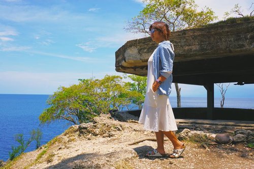 Ngga banyak yang bisa diliat di Sabang selain pantai dan snorkeling. Salah satunya ini. Judulnya Benteng Jepang. But the view is good for picnic! 😍I just can’t get enough of it.
.
.
.
.
.
.
#beach #scenery #nature #blue #aceh #sabang #travel #travelgram #instatravel #travelblogger #sonyalpha #instadaily #ootd #clozetteid