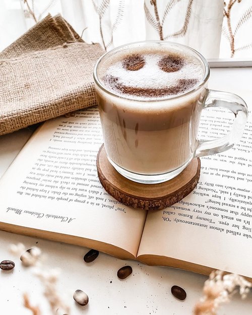 Hari libur nanggung gini enaknya ngapain gaes? 😕......#coffee #thursday #afternoon #latteart #latte #caffeine #whpcoffee #book #mood #shotoniphone #whp #lightroompresets #clozetteid