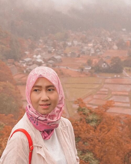 One wishlist crossed out. Having a birthday here with the autumn color. Thank you, you! ❤️.....#birthday #wishlist #shirakawago #japan #chicinjapan #autumn #autumncolors #redtree #travel #travelgram #instatravel #sonyalpha #shotoniphone #ootd #clozetteid