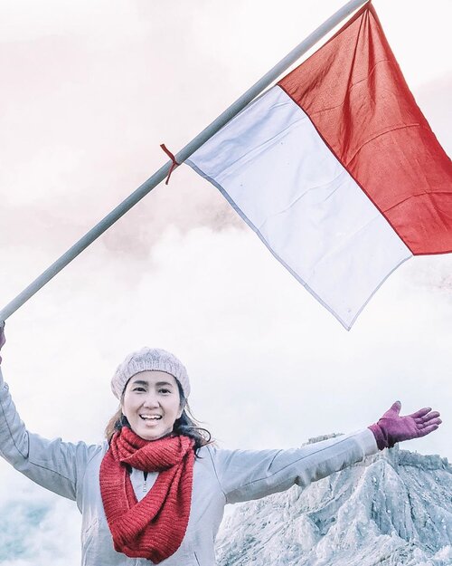 A Year ago. When I manage to hike to Ijen Crater and really done it. Happy Independence Day, Indonesia! 🇮🇩
.
.
.
.
.
#independenceday #indonesiaindependenceday #indonesiaindepenceday74 #merahputih #redwhiteflag #indonesia #kawahijen #banyuwangi #eastjava #travel #travelgram #instatravel #ijencrater #hiking #sonyalpha #lightroompresets #clozetteid