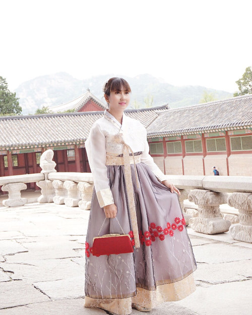 My hanbok experience. 😁.Sewa hanbok ini sekitar 20,000-an won buat dua jam. Mahal. Tapi ya kapan lagi. Cukup lah buat photo-photo di Palace. Trus ternyata makenya ngga seribet make kimono..Oh iya, kalo pake hanbok, masuk ke Gyeongbokgung Palace tuh gratis. 😁.....#hanbok #hanbokkorea #traditional #seoul #gyeongbokgung #palace #ootd #travel #travelgram #instatravel #travelblogger #sonyalpha #vsco #instadaily #clozetteid #chictravel #chicinseoul