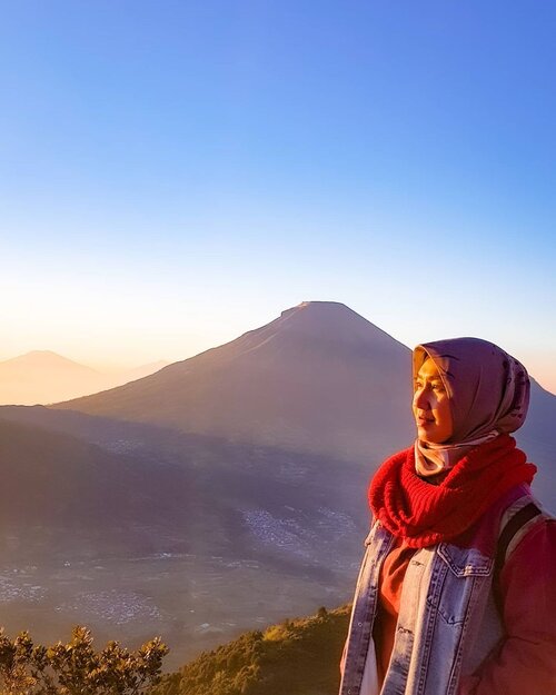 At sunrise, the blue sky paints itself with gold colors and joyfully dances to the music of a morning breeze, with a new hope, a new page of the book of your life. 
.
My 3rd sunrise at the mountain with you! Can't wait for next, walaupun sesungguhnya daku lebih anak Sunset ketimbang Sunrise. Ngga repot bangun tengah malem buat mendaki gunung. 😆
.
.
.
.
.
#sunrise #bukitsikunir #dieng #wonosobo #whenindieng #exploredieng #mtsindoro #nature #scenery #morningdusk #vibes #vacation #getaway #whpsunrise #shotoniphone #travel #travelgram #instatravel #clozetteid