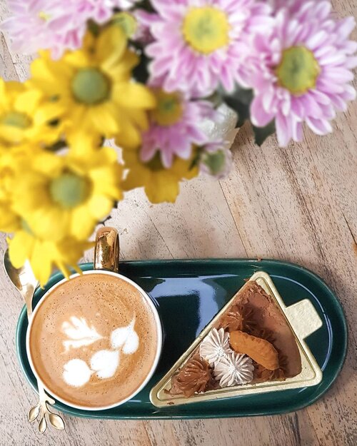 Mulai kehabisan stock photo kopi di coffee shop dan kehabisan ide motret kopi di rumah karena kopinya gitu-gitu aja. Tapi mau ke coffee shop kan juga parno ya. 🤣🤣🤣 Kangen juga bisa bebas motret cangkir kopi ngga pake parno sama virus. Huuuuft......#coffeetime #coffee #caffeine #latte #latteart #coffeeshop #lightroompresets #shotoniphone #instadaily #instagood #instamood #instamoment #clozetteid