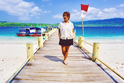 A weekend getaway at Ujung Kulon National Park. Here I am staying in a beautiful island named Pulau Peucang. This island is as far as 3,5 hours from Sumur harbour in Pandeglang, Banten. A weekend well spent! 👌
.
.
.
.
.
#beach #sea #weekend #weekendgetaway #holiday #scenery #pulaupeucang #banten #travel #travelgram #instatravel #blogger #travelblogger #blue #whp #sonyalpha #vsco #instadaily #instagood #instamood #clozetteid #like4like