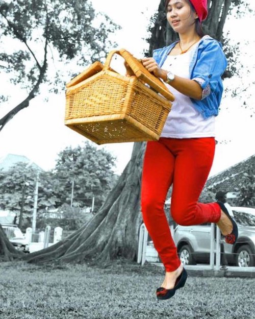 Found a five years old photo of me doing levitasi. 😂 Taken during #piknikasik if I'm not mistaken, but forgot who took this pic. 😂
.
.
.
.
.
.
#levitasi #fly #picnic #colorpop #travel #blogger #travelgram #travelblogger #instadaily #instagood #instamood #instamoment #ootd #clozetteid #like4like