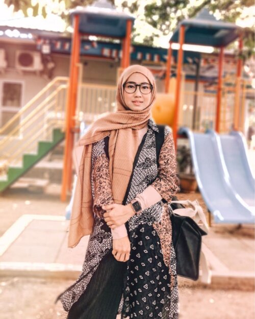 Wearing batik on National Batik Day. Supaya ada alasan photo OOTD. 😆.....#haribatiknasional #haribatik #batikday #nationalbatikday #batik #batikindonesia #culture #heritage #ootd #instadaily #shotoniphone #clozetteid