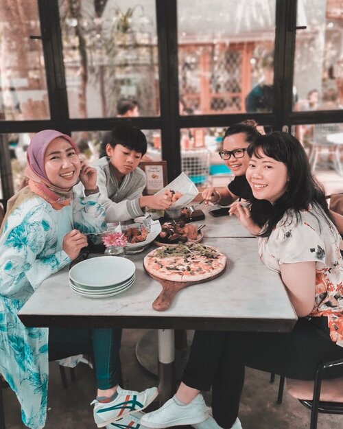 A weekend well spent with them. Love! ❤️
.
.
.
.
.
#weekend #weekendgetaway #picnic #bandung #westjava #travel #travelgram #instatravel #girlfriends #blogger #sonyalpha #lightroompresets #clozetteid