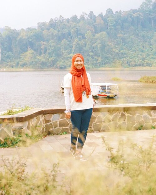 Latihan sebelum photo di Lake Geneva, photo di Lake Situ Gunung dulu aja. Beda tipis kok. 😌😌*halu beud, Mbak!*
.
.
.
.
.
#lake #scenery #forest #nature #danausitugunung #sukabumi #travel #travelgram #instatravel #selfportrait #pleasure #getaway #sonyalpha #clozetteid