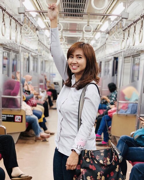 Bukan photo nyobain MRT yang baru mau launching bulan depan itu. Bukan. Ini gue nyobain naik KRL. Biar kalo ada yang komen “kenapa ga naik KRL aja” tiap kalo whining soal macet, bisa nunjukin postingan ini. 😂😂😂
.
Itu hari kerja naik KRL-nya? Kok sepi? Ya iya lah sepi, itu jam pulang kantor tapi KRL arah Bekasi ke Jakarta, bukan sebaliknya. 👻👻👻
.
.
.
.
.
#train #citytrain #krl #commuter #commuterline #jakarta #masstransportation #publictrasportation #krlcommuterlinejabodetabek #shotoniphone #vsco #instadaily #ootd #worklife #clozetteid