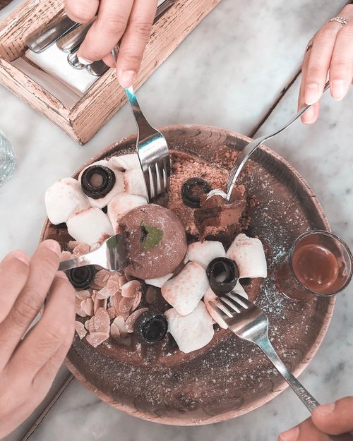 Life is short. Eat dessert first! 😂
.
.
.
.
#cake #smores #pancake #foodie #eating #dessert #sweet #chocolate #sweettooth #food #marshmallow #whpdessert #clozetteid
