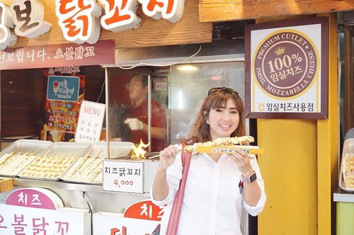 Kemarin short trip ke Jeonju (yang ternyata jauh juga ya dari Seoul 🤣) demi semangkok bimbibap dengan rasa yang authentic dan wisata kuliner lainnya, seperti mencicipi Imsil mozzarella cheese yang terkenal itu. 😁
.
Sebagai kota yang ditetapkan sebagai UNICEF Gastronomy experience, kota ini wajib dikunjungi. Kalo kata slogan kotanya “once you eat in Jeonju, you are spoiled for life”. *tepuk-tepuk perut*
.
.
.
.
.
#jeonju #hanokvillage #traditional #food #foodie #gastronomy #unicef #southkorea #travel #travelgram #instatravel #travelblogger #instafood #imsilmozarellacheese #instadaily #clozetteid #sonyalpha #vsco