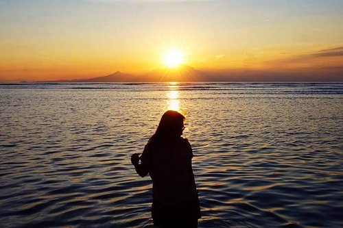 Hey, you know how much I miss sunset by the beach as much as I miss you? ☺️
.
.
.
.
.
.
#sunset #sunsetporn #beach #gilitrawangan #rinjani #lombok #travel #traveling #instatravel #travelgram #blogger #travelblogger #instadaily #instamood #instagood #instamoment #clozetteid #like4like