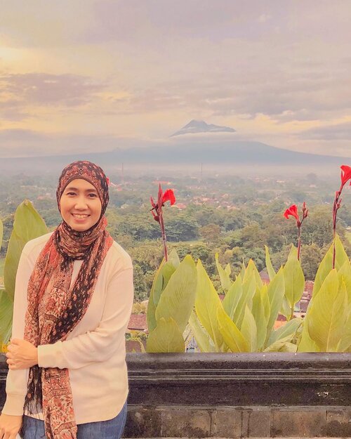 Jogja mendung dan hujan sore ini, jadi ngga ada sunset di Ratu Boko. Tapi Gunung Merapi malah menunjukan diri. Ya udah lah photo sama Merapi aja, ngga photo sama candi. 😂.....#candiratuboko #keratonratuboko #merapi #gunungmerapi #merapimountain #jogjakarta #wheninjogja #explorejogja #travel #travelgram #instatravel #passionpassport #shotoniphone #sunset #scenery #nature #clozetteid