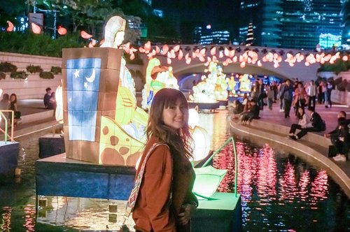 Salah satu kegiatan akamsi Seoul adalah nongkrong di stream yang hits ini. Pas banget lagi ada festival lampion. Asal jangan sendirian. Banyak akamsi naracap soalnya. Huks. 😂
.
.
.
.
.
.
#seoul #chenggyecheon #stream #lampion #lanternfestival #lantern #travel #travelgram #instatravel #travelblogger #chictravel #chicinseoul #instadaily #sonyalpha #vsco #ootd #girlswhotravel #clozetteid