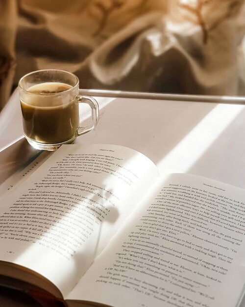 What could go wrong when you have a book and cup of coffee in the afternoon......#coffee #friday #afternoon #latte #caffeine #whpcoffee #book #mood #whp #lightroompresets #clozetteid