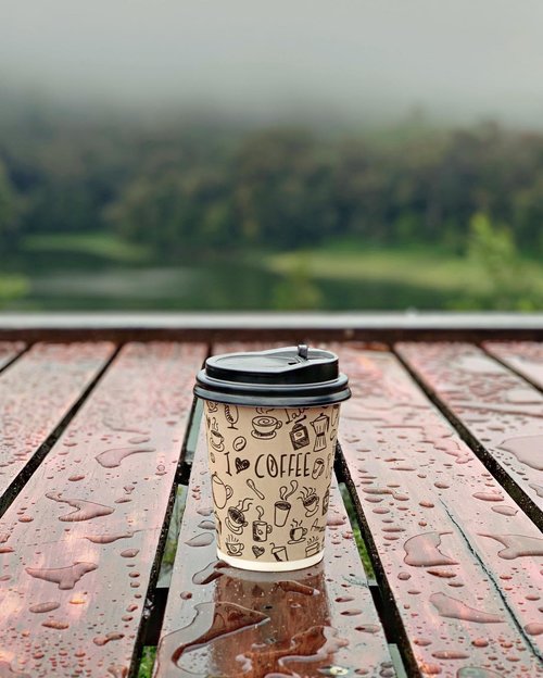 My three favorite things after the rain. That hot coffee in place, the petrichor smell and your hugs, of course. ☺️
.
.
.
.
.
#coffee #aftertherain #rain #season #weather #petrichor #nature #lake #wet #hotcoffee #smell #hugs #travel #travelgram #ciwidey #bandung #blogger #clozetteid