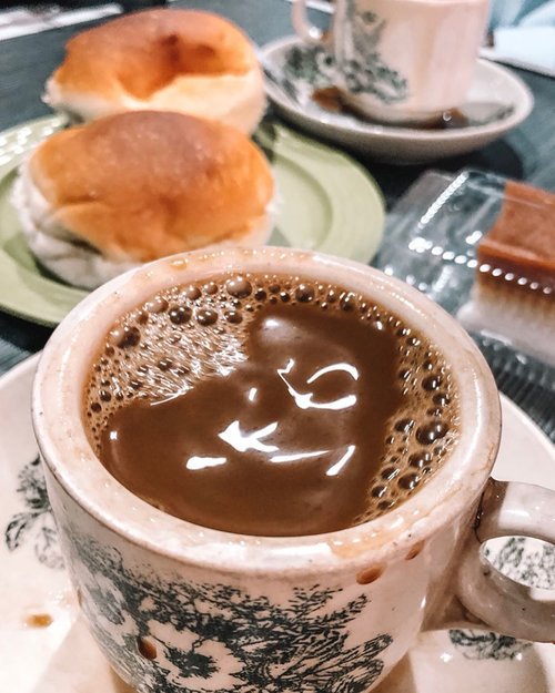 Not an aesthetic photo coffee, I know. But this place is a must visit in Pontianak for breakfast. Buka dari jam 3 pagi (yes you read it!), yang bikin legend sebenernya adalah Kokoh yang bikin kopinya yang ada di slide ke 2. Selalu topless sejak dulu kala. 😂 Anyway, kopinya enak + roti srikaya tentunya. 👌
.
.
.
.
.
#coffee #coffeeshop #warungkopiasiang #pontianak #kopisusu #westkalimantan #travel #travelgram #instatravel #shotoniphone #lightroompresets #clozetteid
