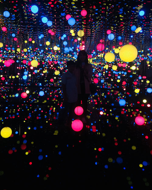 The day at the museum with Yayoi Kusama’s mirror obsession. Kinda beautiful and creepy at the same time, but it was her struggle to fight the pain. Thank you @museummacan for brought these installation to Jakarta......#yayoikusama #yayoikusamaexhibition #museummacan #museum #exhibition #installation #art #jakarta #travel #travelgram #instatravel #blogger #travelblogger #ootd #clozetteid