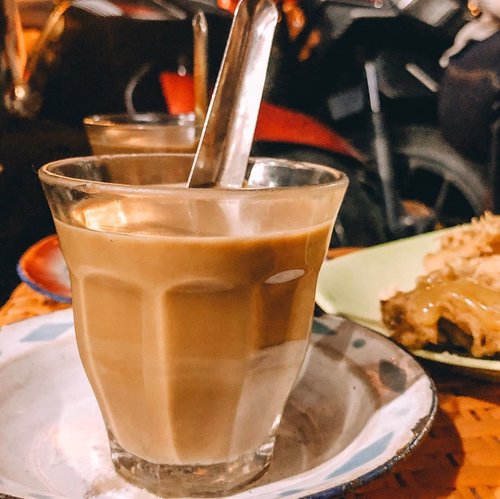 How to act like local. Nongkrong di tempat akamsi setempat hang out lah. Sambil menikmati kopi susu dan pisang goreng kipas srikaya khas Pontianak. Juara sih ini warung kopi, rame terus pengunjungnya ngga abis-abis. 👌
.
.
.
.
.
#pontianak #kalimantanbarat #kopisusu #pisanggorengsrikayapontianak #eat #coffee #local #travel #travelgram #instatravel #shotoniphone #lightroompresets #clozetteid